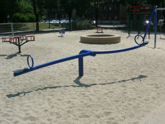 Einzelwippe aus pulverbeschichtetem Stahlrohr.