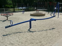 Einzelwippe aus pulverbeschichtetem Stahlrohr.